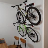 bicis colgadas en el comedor del departamento