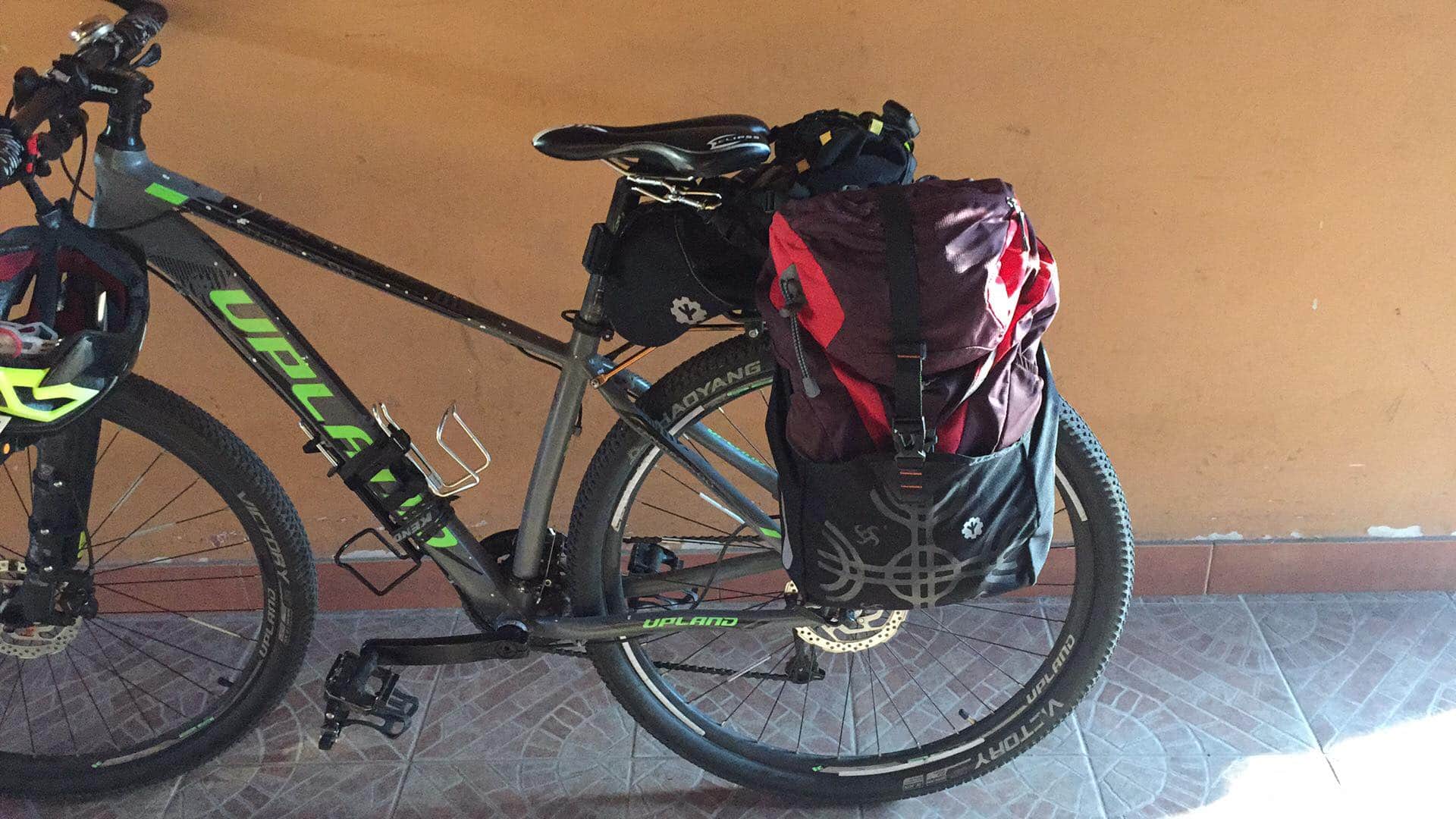 Mochila de trekking montada en el soporte base de la Alforja Bikepacking