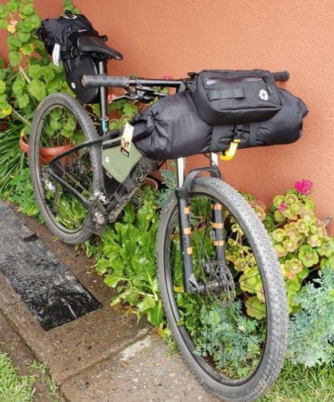 bicicleta de montaña con Arnés Yafün y LapaBag montado delante del manubrio